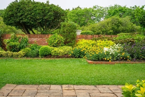 Professional landscaper in Federal Way, WA